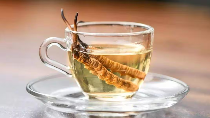 一杯蟲草水，健康新滋味：冬蟲夏草泡水喝的奇妙功效